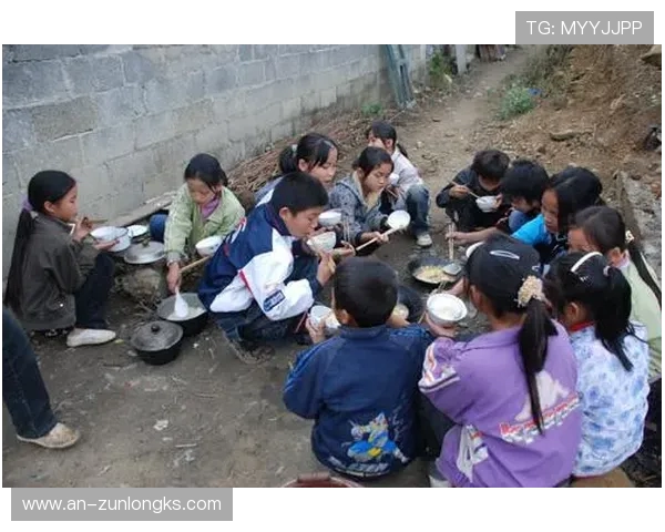 蹲在凳子上玩游戏的人群特点及其背后心理分析